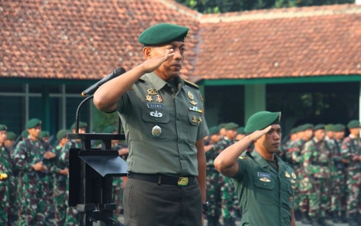 Kasmenarmed 2 Kostrad Letkol Arm Siswo Budiarto saat upacara bendera 17-an gabungan tiga satuan di Yonbekang 2 Kostrad Malang, Rabu (17/1)