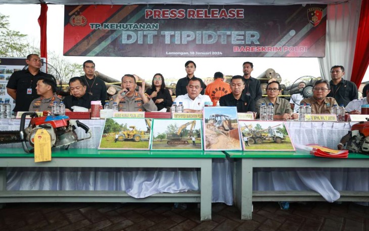 Kabid Humas Polda Jatim Kombes Dirmanto saat memberikan keterangan pers 