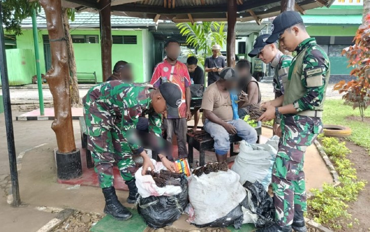Satgas pamtas statis RI-PNG Yonif 122/TS bersama bea cukai Jayapura serta Polsub Sektor Skouw berhasil menggagalkan upaya penyelundupan vanilli yang dilakukan oleh 4 orang warga negara Papua New Guinea, bertempat di Pos Komando Utama (KOUT) Skouw, Kampung Mosso, Distrik Muaratami, Kota Jayapura, Senin (22/01/2024)