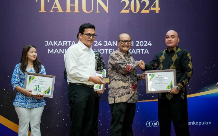 SeskemenkopUKM Arif Rahman Hakim saat memberikan penghargaan satker terbaik, Senin (22/1)