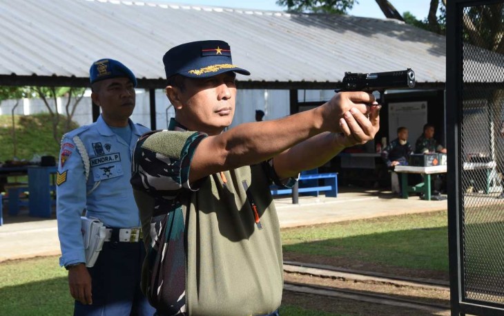 Wadan Koharmatau Marsma TNI Talawide saat latihan menembak, Rabu (24/1)