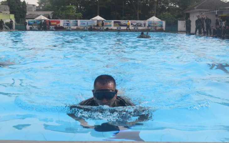 Prajurit Yonarmed 1 Kostrad saat uji pengambilan data kemampuan fisik, Rabu (24/1)
