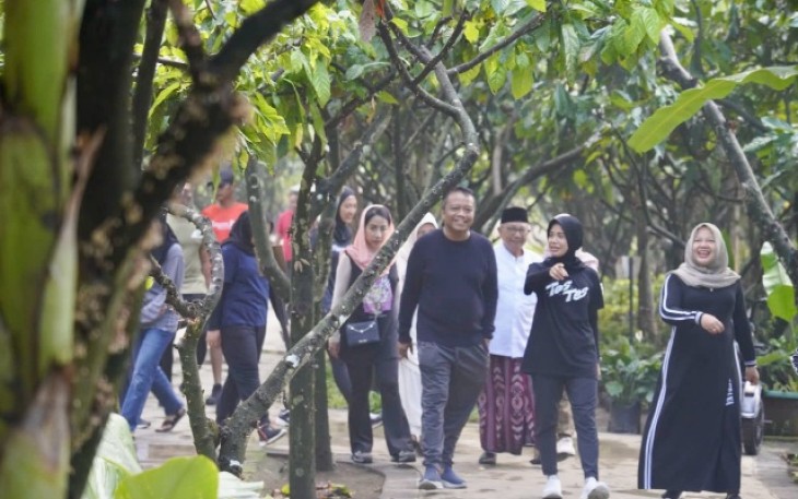 Siti Atikoh saat berolahraga pagi di kampung wisata coklat kabupaten Blitar, Sabtu (27/1)