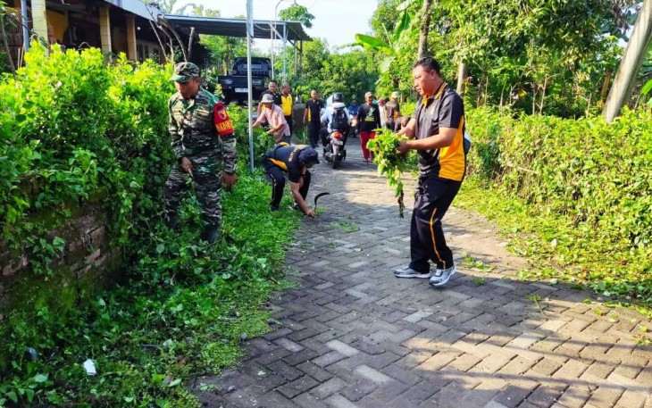 Pembersihan sampah di lingkungan 