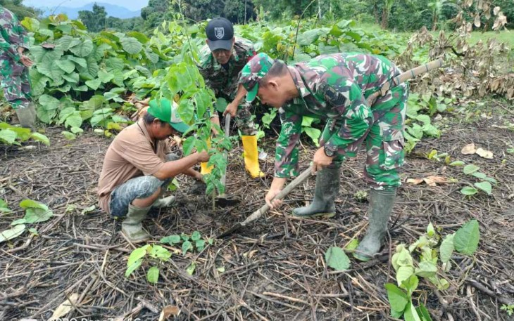 Tanam pohon bersama warga di wilayah desa binaan 