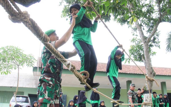 Outbound Siswa Ponpes Qomarul Hidayah bersama Kodim Trenggalek, Selasa (30/1)
