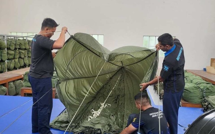 Personel Sathar 72 Lanud Sulaiman saat melipat parasut cargo, Senin (29/1)