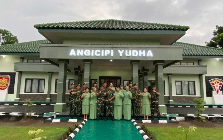 Pangkostrad Mayjen TNI Muhammad Saleh Mustafa foto bersama jajaran Yonarmed 12 Angicipi Yudha Kostrad, di Ngawi Jawa Timur, Selasa (30/1)