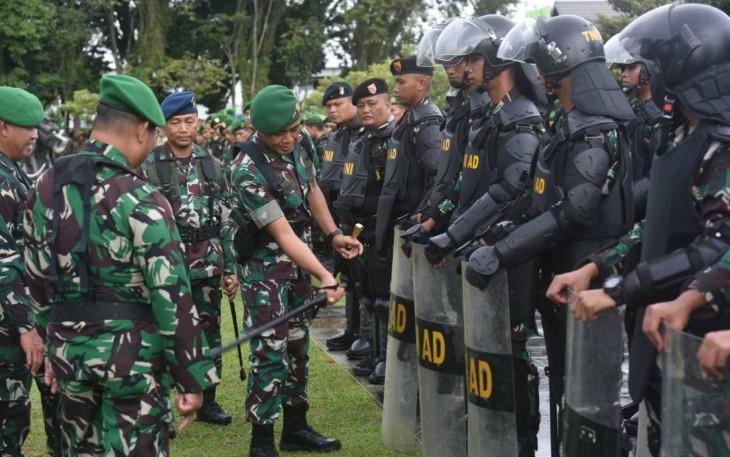 Pangdam VI Mulawarman Mayjen TNI Tri Budi Utomo saat pengecekan pasukan pengamanan pemilu 2024 di Makodam Mulawarman, Kamis (1/2)