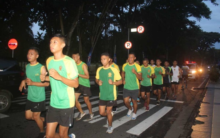 Lari 5K prajurit Menarmed 2 Kostrad mengelilingi Kota Malang, Kamis (1/2)