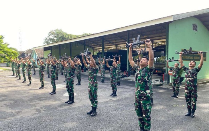 Senam senjata rutin dilaksanakan prajurit Menarmed 2 Kostrad Malang, Kamis (1/2)