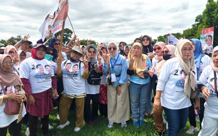 Liliana Caleg DPR RI Dapil Jabar VI dari Partai Gerinda bersama kader dan massa pendukung di Depok, Jabar, Minggu (4/2)