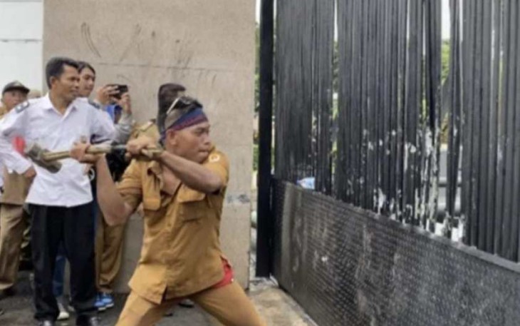 Pendemo APDESI saat merusak pagar DPR RI, Rabu (31/1)