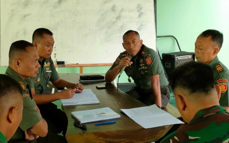 Kasmenarmed 2 Kostrad Letkol Arm Siswo Budiarto saat Ngobras bersama perwira, Senin (5/2)