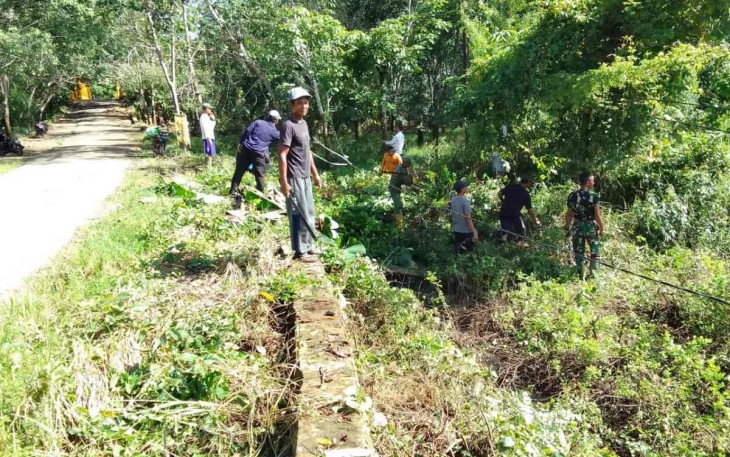 Koramil 1001-01/Juai Gotong Royong Bersihkan Saluran Air