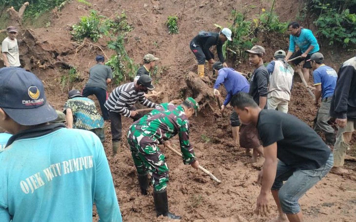Bersihkan material longsor bersama warga binaan, Rabu (7/2)
