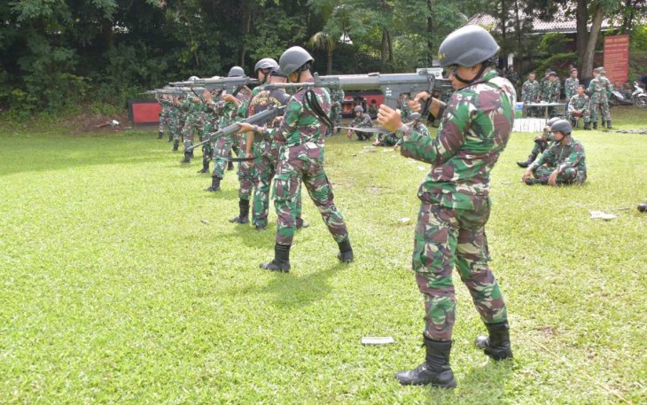 Latihan menembak prajurit Satlinlamil 1 di Jakarta, Rabu (7/2)