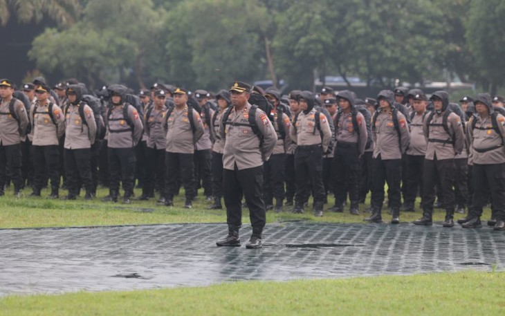 Personel pengamanan pemilu 2024 Polda Jatim, Minggu (11/2)