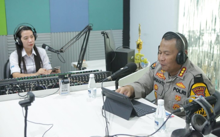 Kabid Humas Polda Jatim Kombes Dirmanto saat talkshow di RRI Surabaya, Senin (12/2)