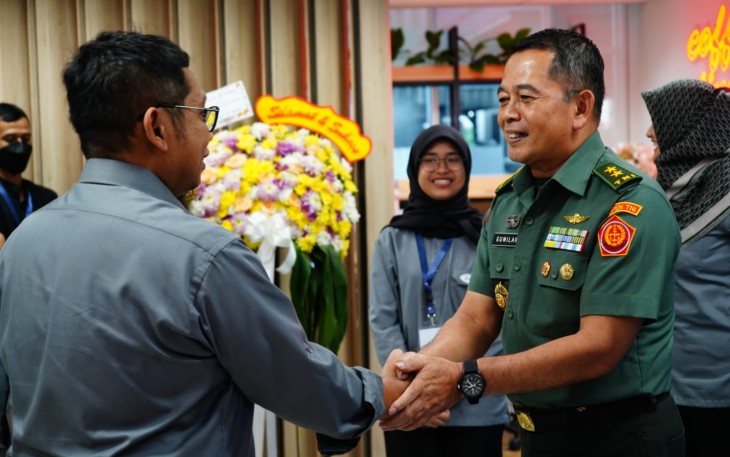 Kapuspen TNI Mayjen TNI Dr. Nugraha Gumilar, M.Sc., saat menghadiri semarak HUT Ke-24 Elshinta News And Talk, bertempat di Indomobil Tower Jl. M.T. Haryono, Jatinegara, Jakarta Timur. Kamis (15/2/2024).