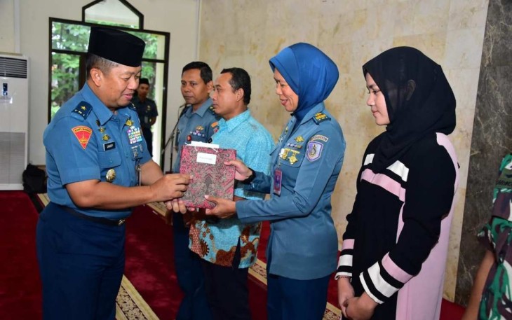 Penyaluran Zakat dan Infaq prajurit TNI AL di Jakarta, Kamis (15/2)