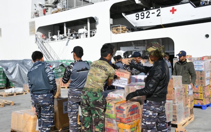 Bongkar muat bantuan kemanusiaan di Mesir, Kamis (15/2)