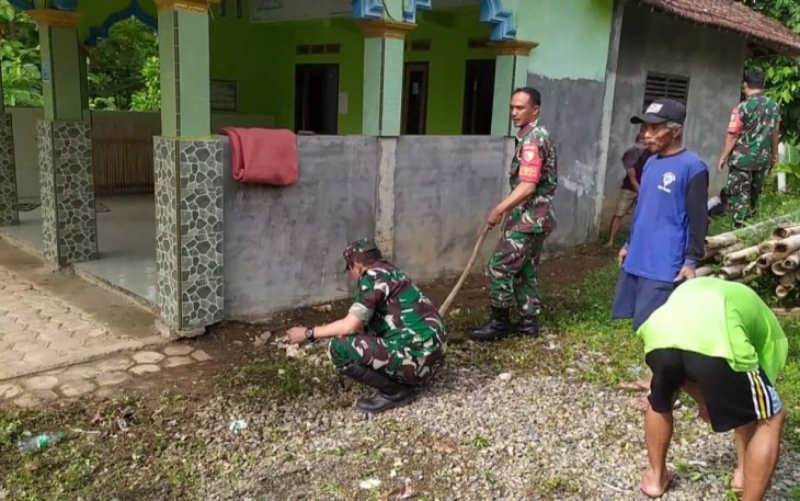 Bersihkan lingkungan bersama warga binaan