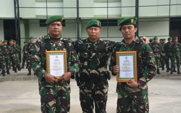 Danrem 031/WB Brigjen TNI Dany Racka bersama anggotanya yang berprestasi, Senin (19/2)