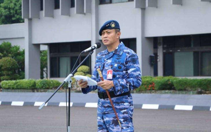 Pangkoopsud I Marsda TNI Mohammad Nurdin saat membacakan amanat Kasau dalam upacara bendera, Senin (19/2)
