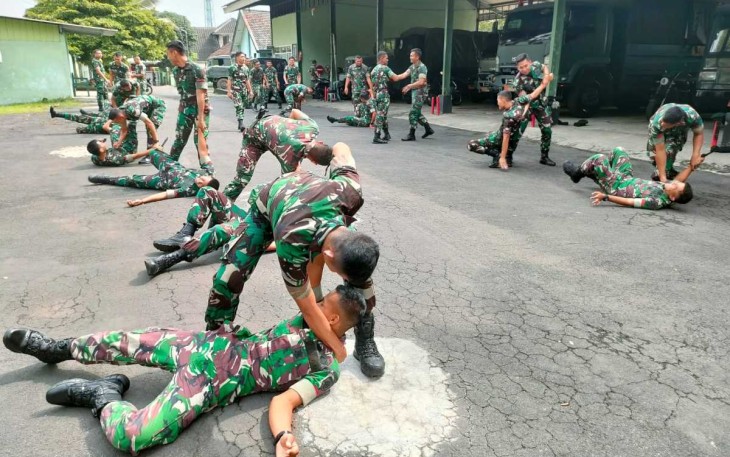 Bela diri militer prajurit Menarmed 2 Kostrad, Selasa (20/2)