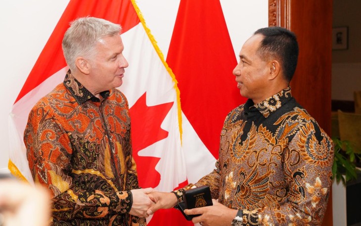Panglima TNI saat bersama dengan Duta Besar Kanada untuk RI 