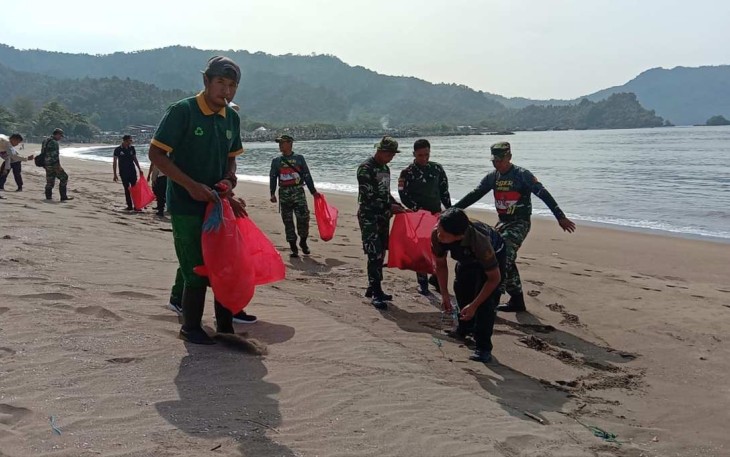 Aksi Bersih Pantai di 360 Prigi Kabupaten Trenggalek, Jum'at (23/2)
