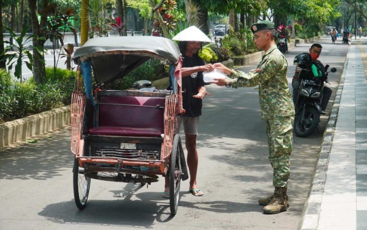 Jum'at berkah berbagi kebahagiaan prajurit Yonarmed 11 Kostrad, Jum'at (23/2)