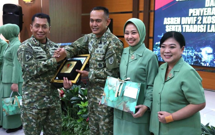 Pangdivif 2 Kostrad Mayjen TNI Haryanto saat memberikan cenderamata Kolonel Arm Joko Setiyo, Sabtu (24/2)