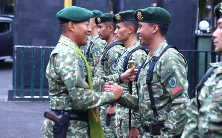 Danmenarmed 2 Kostrad Letkol Arm Siswo Budiarto saat menyalami prajuritnya, Sabtu (24/2)