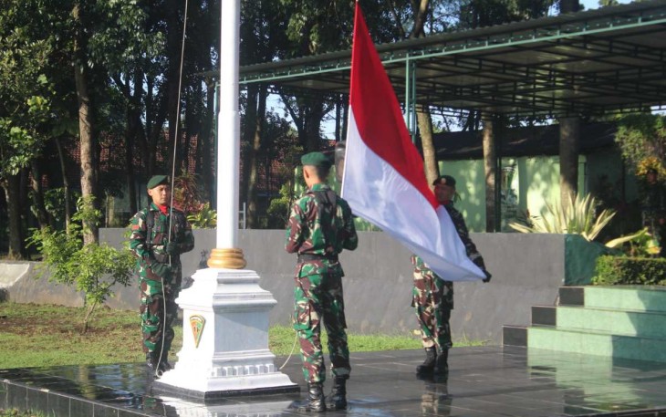 Upacara bendera prajurit Menarmed 2 Kostrad 