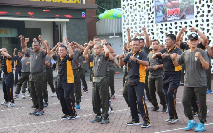 Senam pagi bersama di Mapolres Trenggalek, Selasa (27/2)