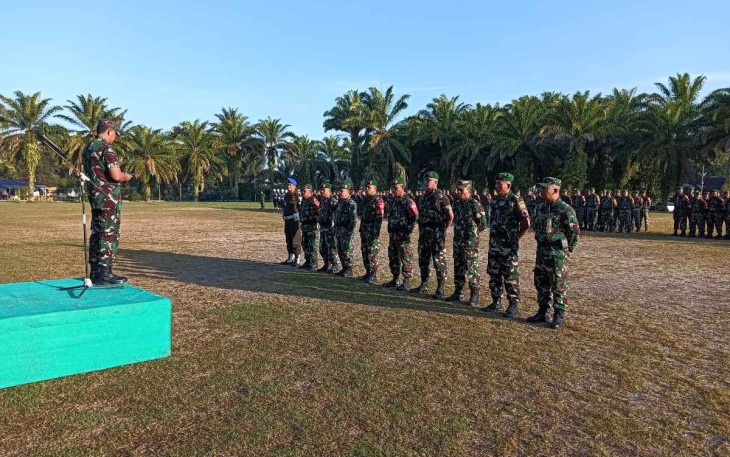 Kapenrem 023/KS Mayor Inf J.E Situmeang saat memberikan pengarahan prajurit di Balige. Kamis (29/2)