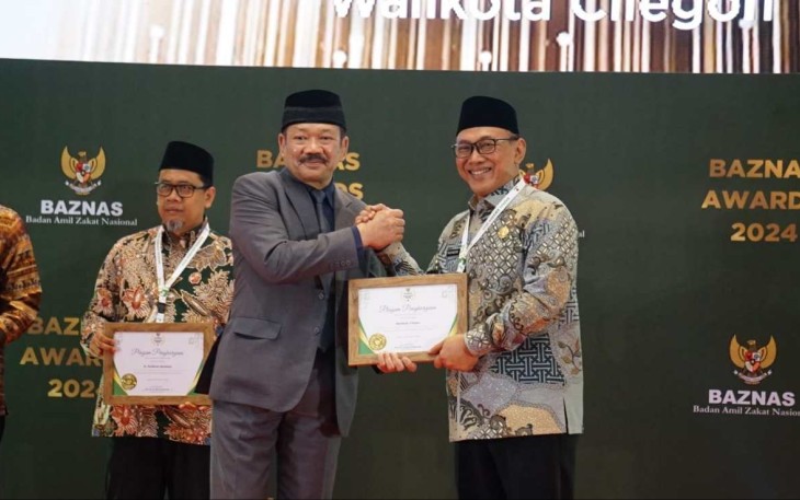 Wali Kota Cilegon Helldy Agustian saat menerima penghargaan Baznas Award 2024 di Jakarta, Kamis (29/2)