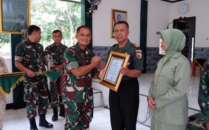 Dandim 0801/Pacitan Letkol Inf Roliyanto memberikan apresiasi piagam penghargaan prajuritnya pindah satuan, Jum'at (1/3)