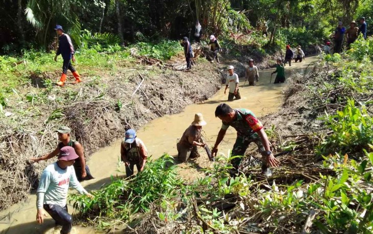 Gotong Royong Bersihkan Saluran Irigasi