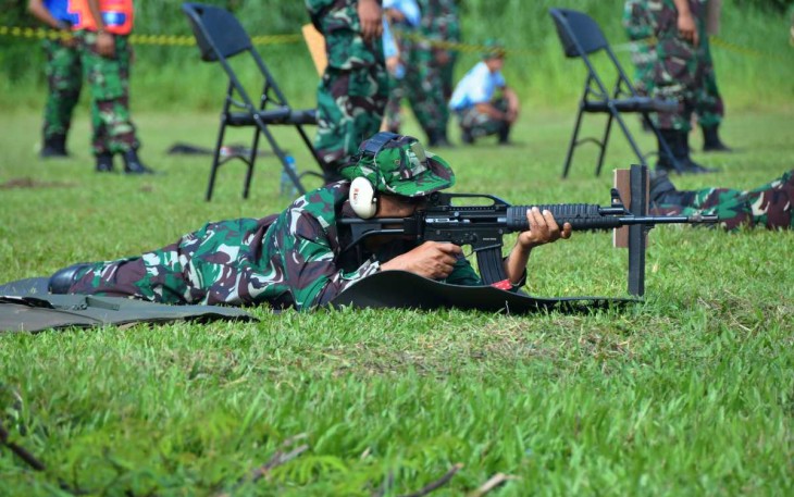 Prajurit Koharmatau membidik sasaran menggunakan senjata Laras panjang di kejuaraan menembak Kasau Cup 2024, Jakarta, Sabtu (2/3)