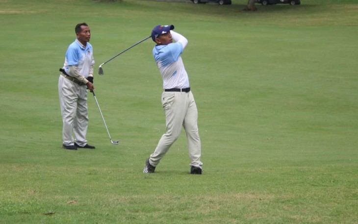 Danmenarmed 2 Kostrad Letkol Arm Siswo Budiarto saat mengayunkan stick golf di Taman Dayu Golf & Resort Pasuruan, Jawa Timur, Sabtu (2/3)