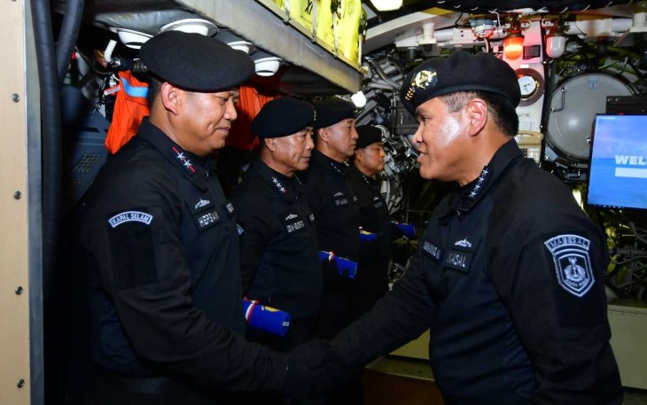 Pangkoarmada III Laksamana Muda TNI Hersan saat menerima Brevet Kehormatan Hiu Kencana dari Kasal Laksamana TNI Muhammad Ali di KRI Alugoro-405, Surabaya, Sabtu (2/3)