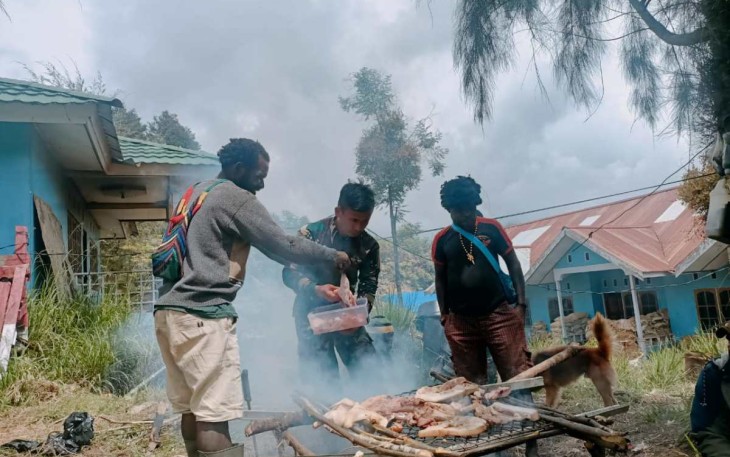 Barbeque Party Satgas 330 Bersama Warga Intan Jaya 