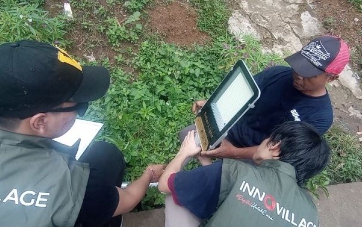 Dokumentasi: Proses pemasangan lampu tenaga surya di wilayah Desa Barengkok oleh tim UPER dan masyarakat sekitar