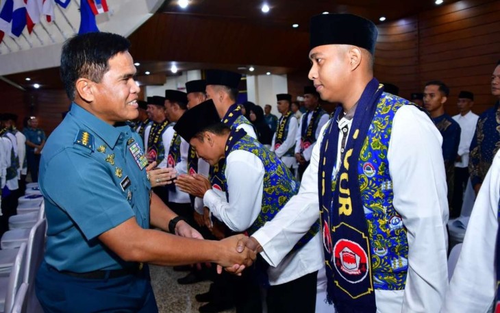 Kasal Laksamana TNI Muhammad Ali saat melepas keberangkatan prajuritnya ibadah umrah, Senin (4/3)