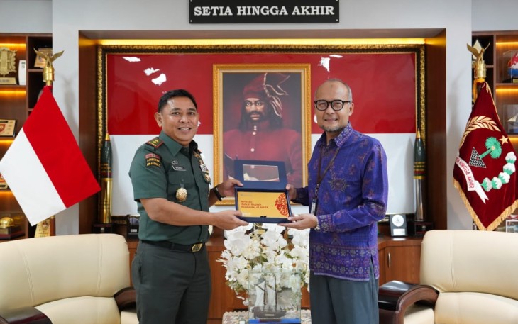 Pangdam XIV Hasanuddin Mayjen TNI Bobby Rinal Makmun saat menerima cenderamata, Senin (4/3)