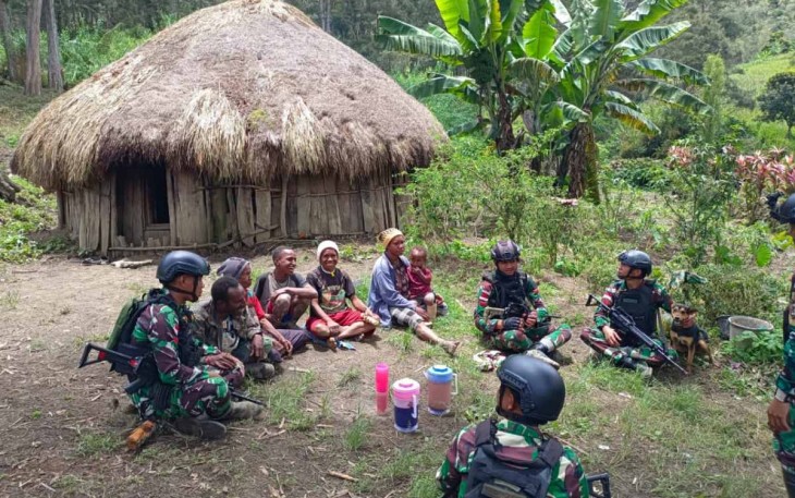 Satgas Yonif 721/Mks Kunjungi Honai Masyarakat Distrik Balingga, Selasa (5/3)