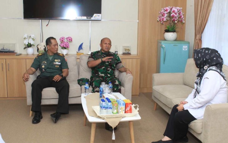 Dandim 0806/Trenggalek Letkol Czi Yudo Aji Susanto saat berdialog dengan Kepala PPN Prigi, Selasa (5/3)